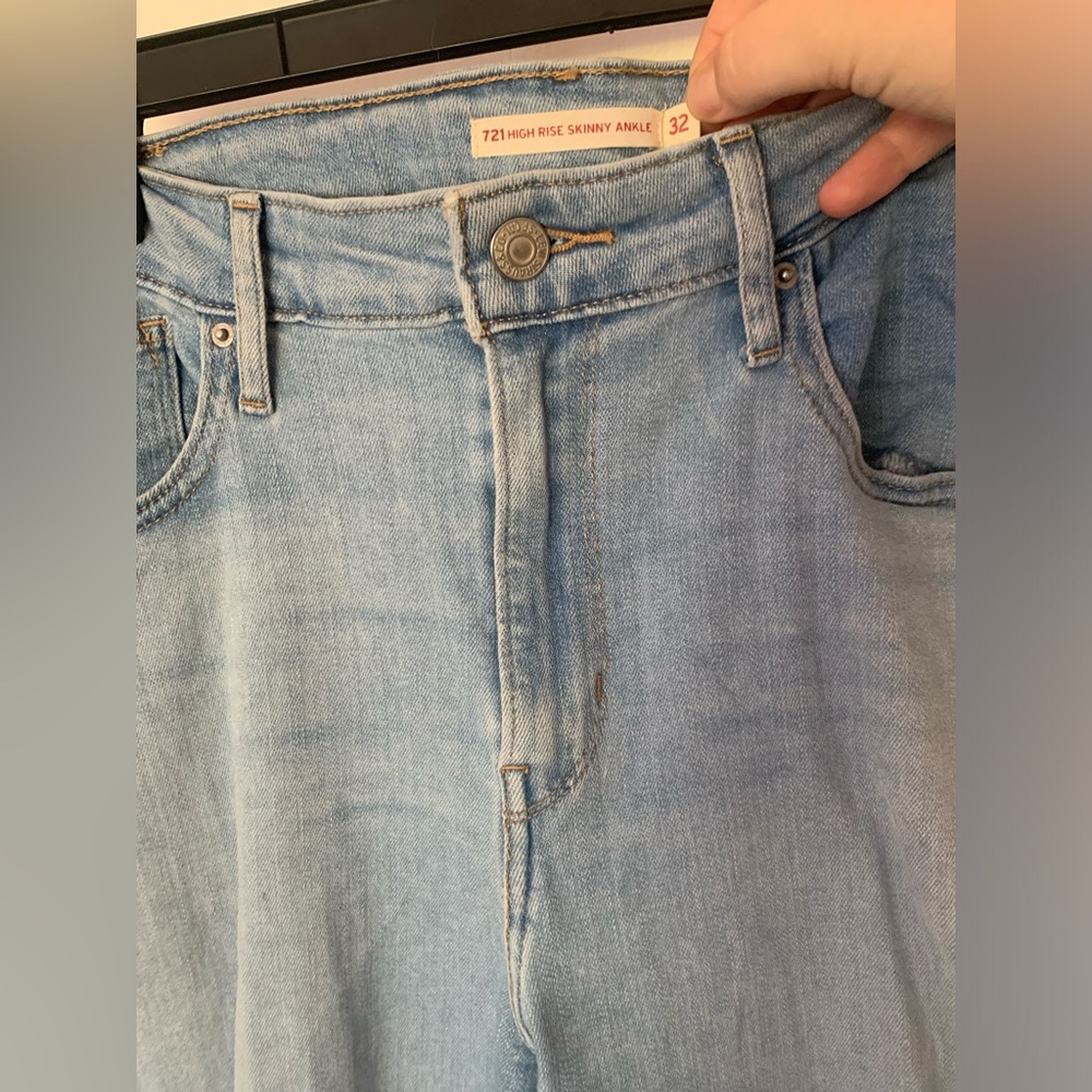 Levi's Women's 721 High Rise Distressed Skinny Ankle Jeans Azure Falls - Size 32 - Picture 5 of 16